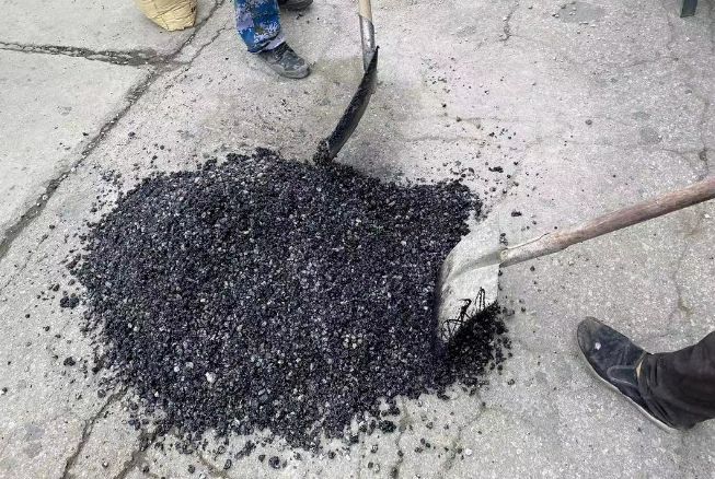 路用環(huán)保 —— 水激活冷補(bǔ)瀝青試驗(yàn)段成功鋪筑